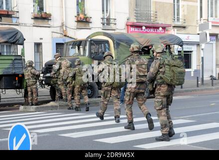 ALLE GESICHTER DER POLIZISTEN MÜSSEN VOR JEDER VERÖFFENTLICHUNG VERWISCHT WERDEN. Militäreinsatz und Polizeiüberfall auf Angriffe Verdächtige. Am 18. November 2015 wurden in Saint-Denis, Frankreich, mehrere Männer umzingelt und festgenommen oder getötet, die der tödlichen Attacke am Freitag verdächtigt wurden. Foto von Alain Apaydin/ABACAPRESS.COM Stockfoto