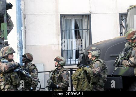 ALLE GESICHTER DER POLIZISTEN MÜSSEN VOR JEDER VERÖFFENTLICHUNG VERWISCHT WERDEN. Militäreinsatz und Polizeiüberfall auf Angriffe Verdächtige. Am 18. November 2015 wurden in Saint-Denis, Frankreich, mehrere Männer umzingelt und festgenommen oder getötet, die der tödlichen Attacke am Freitag verdächtigt wurden. Foto von Alain Apaydin/ABACAPRESS.COM Stockfoto