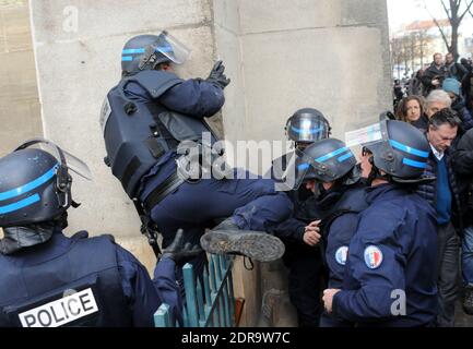 ALLE GESICHTER DER POLIZISTEN MÜSSEN VOR JEDER VERÖFFENTLICHUNG VERWISCHT WERDEN. Militäreinsatz und Polizeiüberfall auf Angriffe Verdächtige. Am 18. November 2015 wurden in Saint-Denis, Frankreich, mehrere Männer umzingelt und festgenommen oder getötet, die der tödlichen Attacke am Freitag verdächtigt wurden. Foto von Alain Apaydin/ABACAPRESS.COM Stockfoto