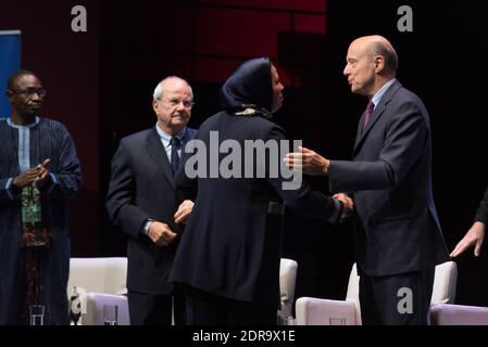 (L-R) Aldiouma Yattara, Direktor des Gao Museums, Marc Ladreit de la Charriere, Latifa Ibn Ziaten und Alain Juppe, Bürgermeister von Bordeaux, während der jährlichen Preisverleihung der Chirac Foundation 2015, die am 19. November 2015 im Quai Branly Museum in Paris, Frankreich, stattfand. Foto von Jacques Witt/Pool/ABACAPRESS.COM Stockfoto