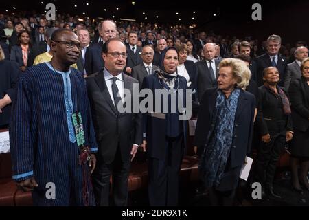 (L-R) Gao Museum Direktor Aldiouma Yattara, Französisch Präsident Francois Hollande, Latifa Ibn Ziaten, Bernadette Chirac und Justizministerin Christiane Taubira während der jährlichen Verleihung der Preise der Chirac-Stiftung 2015 im Quai Branly Museum in Paris, Frankreich am 19. November 2015. Foto von Jacques Witt/Pool/ABACAPRESS.COM Stockfoto