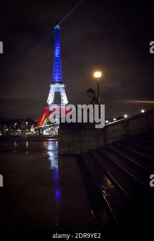 Der beleuchtete Eiffelturm erstrahlt in den leuchtenden Farben der französischen Nationalflagge, der 'Tricolor', in Paris, Frankreich, am 19. November 2015. Bei einer Reihe von Terroranschlägen in Paris in der Nacht vom 13. November auf den 14. November 2015 wurden mindestens 129 Menschen getötet und 350 Menschen verletzt. Foto von Audrey Poree/ ABACAPRESS.COM Stockfoto