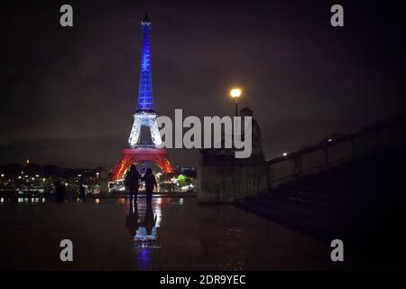 Der beleuchtete Eiffelturm erstrahlt in den leuchtenden Farben der französischen Nationalflagge, der 'Tricolor', in Paris, Frankreich, am 19. November 2015. Bei einer Reihe von Terroranschlägen in Paris in der Nacht vom 13. November auf den 14. November 2015 wurden mindestens 129 Menschen getötet und 350 Menschen verletzt. Foto von Audrey Poree/ ABACAPRESS.COM Stockfoto