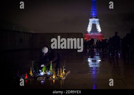 Der beleuchtete Eiffelturm erstrahlt in den leuchtenden Farben der französischen Nationalflagge, der 'Tricolor', in Paris, Frankreich, am 19. November 2015. Bei einer Reihe von Terroranschlägen in Paris in der Nacht vom 13. November auf den 14. November 2015 wurden mindestens 129 Menschen getötet und 350 Menschen verletzt. Foto von Audrey Poree/ ABACAPRESS.COM Stockfoto