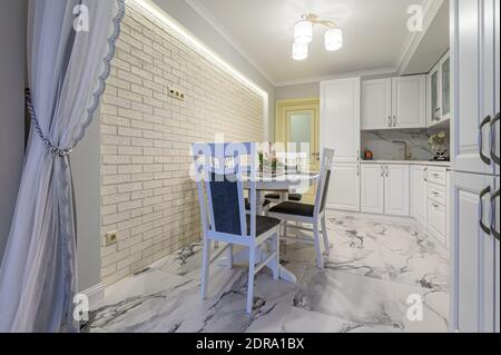 Weiße Küche im klassischen Stil Stockfoto