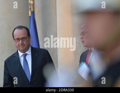 Der französische Präsident Francois Hollande sieht den britischen Premierminister David Cameron nach seinem Treffen am 23. November 2015 im Elysée-Palast in Paris vor der Tür. Hollande und Cameron besuchten früher gemeinsam den Ort des Konzertsaals von Bataclan, um den Opfern der Terroranschläge Tribut zu zollen. Foto von Christian Liewig/ABACAPRESS.COM Stockfoto