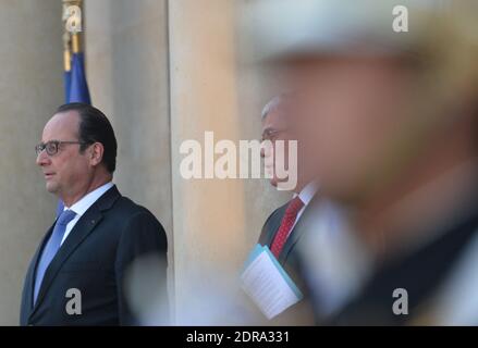 Der französische Präsident Francois Hollande sieht den britischen Premierminister David Cameron nach seinem Treffen am 23. November 2015 im Elysée-Palast in Paris vor der Tür. Hollande und Cameron besuchten früher gemeinsam den Ort des Konzertsaals von Bataclan, um den Opfern der Terroranschläge Tribut zu zollen. Foto von Christian Liewig/ABACAPRESS.COM Stockfoto