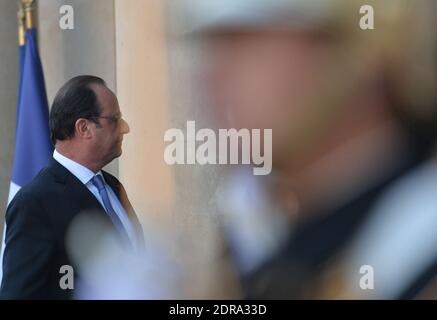 Der französische Präsident Francois Hollande sieht den britischen Premierminister David Cameron nach seinem Treffen am 23. November 2015 im Elysée-Palast in Paris vor der Tür. Hollande und Cameron besuchten früher gemeinsam den Ort des Konzertsaals von Bataclan, um den Opfern der Terroranschläge Tribut zu zollen. Foto von Christian Liewig/ABACAPRESS.COM Stockfoto