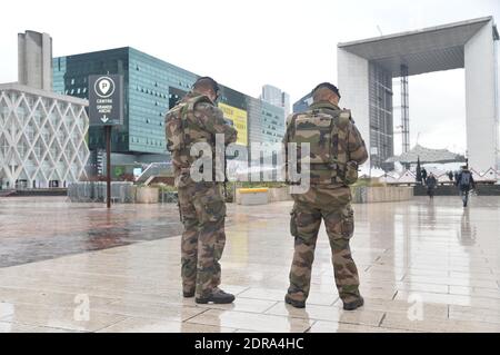 ALLE GESICHTER VON POLIZISTEN und SOLDATEN MÜSSEN VOR JEDER VERÖFFENTLICHUNG VERSCHWIMMT werden - französische Soldaten im Geschäftsviertel La Defense, in der Nähe von Paris, Frankreich, am 25. November 2015, als Teil der Sicherheitsmaßnahmen nach Anschlägen in Paris am 13. November. Frankreich werde fast 11,000 Polizisten für den Klimagipfel in Paris einsetzen, der etwas mehr als zwei Wochen nach verheerenden Anschlägen beginnt, sagte der Innenminister am 25. November. Foto von Christian Liewig/ABACAPRESS.COM Stockfoto