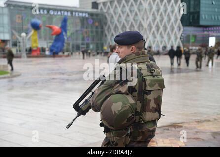 ALLE GESICHTER VON POLIZISTEN und SOLDATEN MÜSSEN VOR JEDER VERÖFFENTLICHUNG VERSCHWIMMT werden - französische Soldaten im Geschäftsviertel La Defense, in der Nähe von Paris, Frankreich, am 25. November 2015, als Teil der Sicherheitsmaßnahmen nach Anschlägen in Paris am 13. November. Frankreich werde fast 11,000 Polizisten für den Klimagipfel in Paris einsetzen, der etwas mehr als zwei Wochen nach verheerenden Anschlägen beginnt, sagte der Innenminister am 25. November. Foto von Christian Liewig/ABACAPRESS.COM Stockfoto