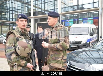 ALLE GESICHTER VON POLIZISTEN und SOLDATEN MÜSSEN VOR JEDER VERÖFFENTLICHUNG VERSCHWIMMT werden - französische Soldaten im Geschäftsviertel La Defense, in der Nähe von Paris, Frankreich, am 25. November 2015, als Teil der Sicherheitsmaßnahmen nach Anschlägen in Paris am 13. November. Frankreich werde fast 11,000 Polizisten für den Klimagipfel in Paris einsetzen, der etwas mehr als zwei Wochen nach verheerenden Anschlägen beginnt, sagte der Innenminister am 25. November. Foto von Christian Liewig/ABACAPRESS.COM Stockfoto