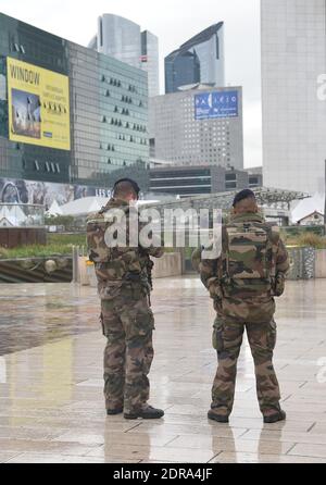 ALLE GESICHTER VON POLIZISTEN und SOLDATEN MÜSSEN VOR JEDER VERÖFFENTLICHUNG VERSCHWIMMT werden - französische Soldaten im Geschäftsviertel La Defense, in der Nähe von Paris, Frankreich, am 25. November 2015, als Teil der Sicherheitsmaßnahmen nach Anschlägen in Paris am 13. November. Frankreich werde fast 11,000 Polizisten für den Klimagipfel in Paris einsetzen, der etwas mehr als zwei Wochen nach verheerenden Anschlägen beginnt, sagte der Innenminister am 25. November. Foto von Christian Liewig/ABACAPRESS.COM Stockfoto