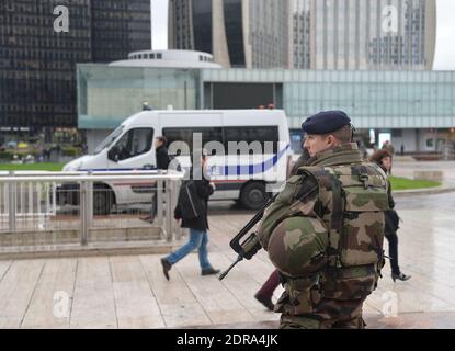 ALLE GESICHTER VON POLIZISTEN und SOLDATEN MÜSSEN VOR JEDER VERÖFFENTLICHUNG VERSCHWIMMT werden - französische Soldaten im Geschäftsviertel La Defense, in der Nähe von Paris, Frankreich, am 25. November 2015, als Teil der Sicherheitsmaßnahmen nach Anschlägen in Paris am 13. November. Frankreich werde fast 11,000 Polizisten für den Klimagipfel in Paris einsetzen, der etwas mehr als zwei Wochen nach verheerenden Anschlägen beginnt, sagte der Innenminister am 25. November. Foto von Christian Liewig/ABACAPRESS.COM Stockfoto