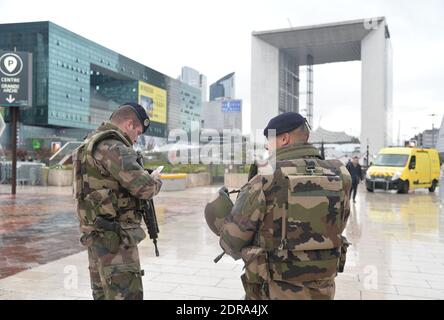 ALLE GESICHTER VON POLIZISTEN und SOLDATEN MÜSSEN VOR JEDER VERÖFFENTLICHUNG VERSCHWIMMT werden - französische Soldaten im Geschäftsviertel La Defense, in der Nähe von Paris, Frankreich, am 25. November 2015, als Teil der Sicherheitsmaßnahmen nach Anschlägen in Paris am 13. November. Frankreich werde fast 11,000 Polizisten für den Klimagipfel in Paris einsetzen, der etwas mehr als zwei Wochen nach verheerenden Anschlägen beginnt, sagte der Innenminister am 25. November. Foto von Christian Liewig/ABACAPRESS.COM Stockfoto