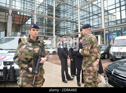 ALLE GESICHTER VON POLIZISTEN und SOLDATEN MÜSSEN VOR JEDER VERÖFFENTLICHUNG VERSCHWIMMT werden - französische Soldaten im Geschäftsviertel La Defense, in der Nähe von Paris, Frankreich, am 25. November 2015, als Teil der Sicherheitsmaßnahmen nach Anschlägen in Paris am 13. November. Frankreich werde fast 11,000 Polizisten für den Klimagipfel in Paris einsetzen, der etwas mehr als zwei Wochen nach verheerenden Anschlägen beginnt, sagte der Innenminister am 25. November. Foto von Christian Liewig/ABACAPRESS.COM Stockfoto