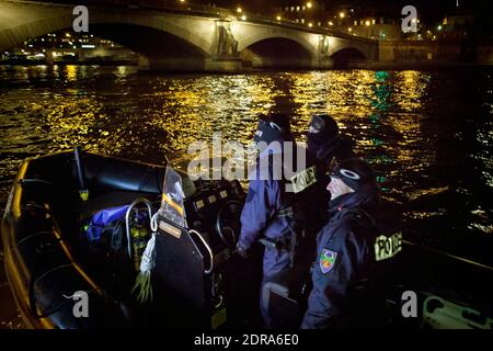 ALLE GESICHTER VON POLIZISTEN und SOLDATEN MÜSSEN VOR JEDER VERÖFFENTLICHUNG VERWISCHT werden - die französische Polizei kontrolliert die Flussboote in Paris, frankreich, am 26. November 2015. Foto von Audrey Poree/ ABACAPRESS.COM Stockfoto