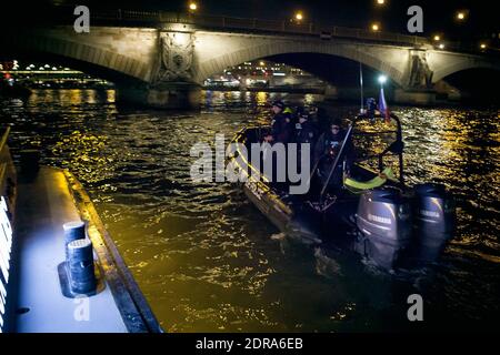 ALLE GESICHTER VON POLIZISTEN und SOLDATEN MÜSSEN VOR JEDER VERÖFFENTLICHUNG VERWISCHT werden - die französische Polizei kontrolliert die Flussboote in Paris, frankreich, am 26. November 2015. Foto von Audrey Poree/ ABACAPRESS.COM Stockfoto