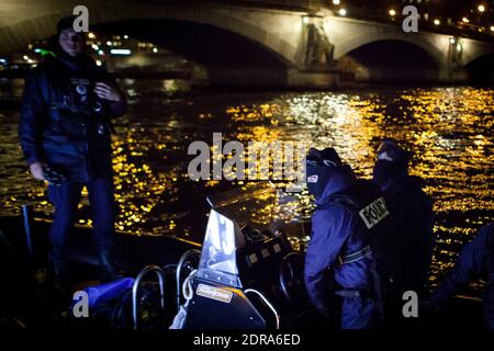 ALLE GESICHTER VON POLIZISTEN und SOLDATEN MÜSSEN VOR JEDER VERÖFFENTLICHUNG VERWISCHT werden - die französische Polizei kontrolliert die Flussboote in Paris, frankreich, am 26. November 2015. Foto von Audrey Poree/ ABACAPRESS.COM Stockfoto