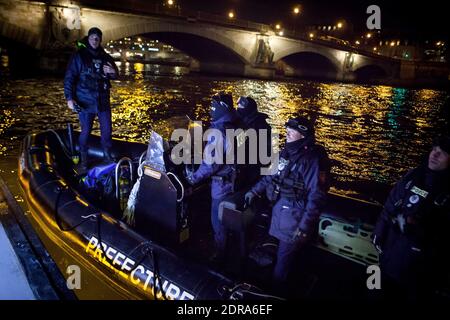 ALLE GESICHTER VON POLIZISTEN und SOLDATEN MÜSSEN VOR JEDER VERÖFFENTLICHUNG VERWISCHT werden - die französische Polizei kontrolliert die Flussboote in Paris, frankreich, am 26. November 2015. Foto von Audrey Poree/ ABACAPRESS.COM Stockfoto