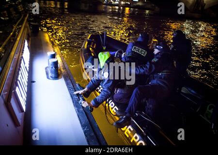 ALLE GESICHTER VON POLIZISTEN und SOLDATEN MÜSSEN VOR JEDER VERÖFFENTLICHUNG VERWISCHT werden - die französische Polizei kontrolliert die Flussboote in Paris, frankreich, am 26. November 2015. Foto von Audrey Poree/ ABACAPRESS.COM Stockfoto