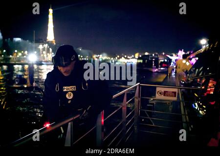 ALLE GESICHTER VON POLIZISTEN und SOLDATEN MÜSSEN VOR JEDER VERÖFFENTLICHUNG VERWISCHT werden - die französische Polizei kontrolliert die Flussboote in Paris, frankreich, am 26. November 2015. Foto von Audrey Poree/ ABACAPRESS.COM Stockfoto