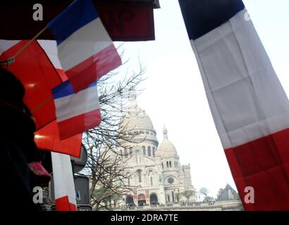 Französische Flaggen, die am 27. November 2015 an den Fenstern der Pariser in Paris, Frankreich, hängen. Foto von Alain Apaydin/ABACAPRESS.COM Stockfoto