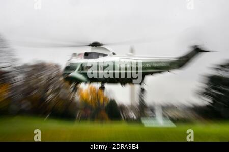 Präsident Barack Obama geht über den South Lawn, bevor er das Weiße Haus an Bord von Marine One am 29. November 2015 in Washington, DC verlässt. Fast 150 Weltführer, darunter Präsident Obama, werden voraussichtlich zum Beginn des UN-Klimagipfels, der am Montag in der französischen Hauptstadt beginnt, nach Paris kommen.Foto: Olivier Douliery/Pool/ABACAPRESS.COM Stockfoto