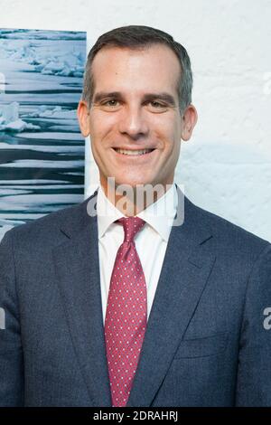 Eric Garcetti, Bürgermeister von Los Angeles, nimmt an der Fotoausstellung von Sebastian Copeland von Napapiri «Arctica, The Vanishing North» Teil, die am 03. Dezember 2015 in der Galerie Yann Arthus-Bertrand in Paris, Frankreich, stattfand. Foto von Audrey Poree/ ABACAPRESS.COM Stockfoto