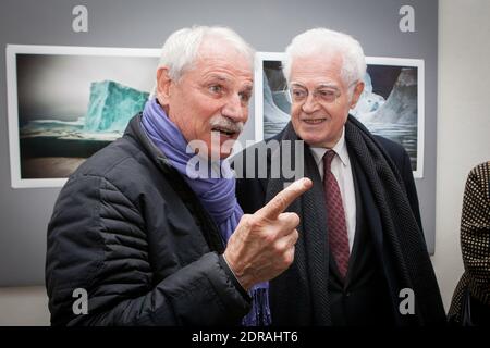 Yann Arthus-Bertrand und Lionel Jospin bei der Ausstellung Fotografie von Sebastian Copeland von Napapiri «Arctica, der verschwindende Norden», die am 03. Dezember 2015 in der Galerie Yann Arthus-Bertrand in Paris, Frankreich, stattfand. Foto von Audrey Poree/ ABACAPRESS.COM Stockfoto