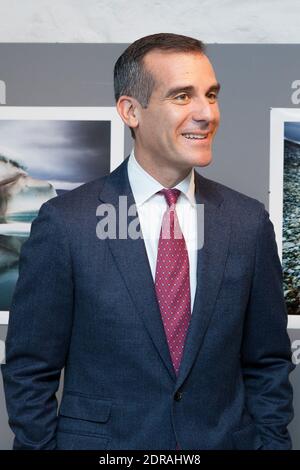 Eric Garcetti, Bürgermeister von Los Angeles, nimmt an der Fotoausstellung von Sebastian Copeland von Napapiri «Arctica, The Vanishing North» Teil, die am 03. Dezember 2015 in der Galerie Yann Arthus-Bertrand in Paris, Frankreich, stattfand. Foto von Audrey Poree/ ABACAPRESS.COM Stockfoto