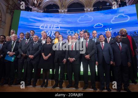 Der französische Präsident Francois Hollande (C) posiert für ein Familienfoto mit (L-R) dem Londoner Bürgermeister Boris Johnson, dem Bürgermeister von Dakar Khalifa Sall, dem Bürgermeister von Istanbul Kadir Topbas, der Pariser Bürgermeisterin Anne Hidalgo, dem ehemaligen Bürgermeister von NYC und dem Sondergesandten des UN-Generalsekretärs für Städte und Klimawandel Michael Bloomberg, dem Bürgermeister von Rio de Janeiro Edouardo Paes, Seoul Mayor Park Won-soon, während des Klimagipfels für Kommunalpolitiker, der am 4. Dezember 2015 im Pariser Rathaus Hotel de Ville im Rahmen der UN-Klimakonferenz COP21 in Paris, Frankreich, stattfand. Foto von Jacques Witt/Pool/ABACAPRESS.COM Stockfoto