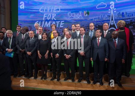 Der französische Präsident Francois Hollande (C) posiert für ein Familienfoto mit (L-R) dem Londoner Bürgermeister Boris Johnson, dem Bürgermeister von Dakar Khalifa Sall, dem Bürgermeister von Istanbul Kadir Topbas, der Pariser Bürgermeisterin Anne Hidalgo, dem ehemaligen Bürgermeister von NYC und dem Sondergesandten des UN-Generalsekretärs für Städte und Klimawandel Michael Bloomberg, dem Bürgermeister von Rio de Janeiro Edouardo Paes, Seoul Mayor Park Won-soon, während des Klimagipfels für Kommunalpolitiker, der am 4. Dezember 2015 im Pariser Rathaus Hotel de Ville im Rahmen der UN-Klimakonferenz COP21 in Paris, Frankreich, stattfand. Foto von Jacques Witt/Pool/ABACAPRESS.COM Stockfoto