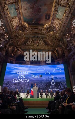 Der französische Präsident Francois Hollande hält seine Rede als (L-R) ehemaliger Bürgermeister von NYC und Sondergesandter des UN-Generalsekretärs für Städte und Klimawandel Michael Bloomberg, die Pariser Bürgermeisterin Anne Hidalgo, der Istanbuler Bürgermeister Kadir Topbas, Der Bürgermeister von Rio de Janeiro, Edouardo Paes, und der Bürgermeister von Dakar, Khalifa Sall, blicken auf den Klimagipfel für Kommunalpolitiker, der am 4. Dezember 2015 im Pariser Rathaus Hotel de Ville im Rahmen der UN-Klimakonferenz COP21 in Paris stattfand. Foto von Jacques Witt/Pool/ABACAPRESS.COM Stockfoto