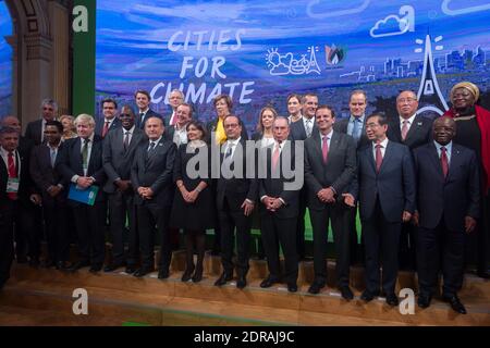 Der französische Präsident Francois Hollande (C) posiert für ein Familienfoto mit (L-R) dem Londoner Bürgermeister Boris Johnson, dem Bürgermeister von Dakar Khalifa Sall, dem Bürgermeister von Istanbul Kadir Topbas, der Pariser Bürgermeisterin Anne Hidalgo, dem ehemaligen Bürgermeister von NYC und dem Sondergesandten des UN-Generalsekretärs für Städte und Klimawandel Michael Bloomberg, dem Bürgermeister von Rio de Janeiro Edouardo Paes, Seoul Mayor Park Won-soon, während des Klimagipfels für Kommunalpolitiker, der am 4. Dezember 2015 im Pariser Rathaus Hotel de Ville im Rahmen der UN-Klimakonferenz COP21 in Paris, Frankreich, stattfand. Foto von Jacques Witt/Pool/ABACAPRESS.COM Stockfoto