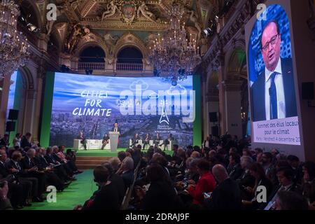 Der französische Präsident Francois Hollande hält seine Rede als (L-R) ehemaliger Bürgermeister von NYC und Sondergesandter des UN-Generalsekretärs für Städte und Klimawandel Michael Bloomberg, die Pariser Bürgermeisterin Anne Hidalgo, der Istanbuler Bürgermeister Kadir Topbas, Der Bürgermeister von Rio de Janeiro, Edouardo Paes, und der Bürgermeister von Dakar, Khalifa Sall, blicken auf den Klimagipfel für Kommunalpolitiker, der am 4. Dezember 2015 im Pariser Rathaus Hotel de Ville im Rahmen der UN-Klimakonferenz COP21 in Paris stattfand. Foto von Jacques Witt/Pool/ABACAPRESS.COM Stockfoto