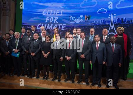 Der französische Präsident Francois Hollande (C) posiert für ein Familienfoto mit (L-R) dem Londoner Bürgermeister Boris Johnson, dem Bürgermeister von Dakar Khalifa Sall, dem Bürgermeister von Istanbul Kadir Topbas, der Pariser Bürgermeisterin Anne Hidalgo, dem ehemaligen Bürgermeister von NYC und dem Sondergesandten des UN-Generalsekretärs für Städte und Klimawandel Michael Bloomberg, dem Bürgermeister von Rio de Janeiro Edouardo Paes, Seoul Mayor Park Won-soon, während des Klimagipfels für Kommunalpolitiker, der am 4. Dezember 2015 im Pariser Rathaus Hotel de Ville im Rahmen der UN-Klimakonferenz COP21 in Paris, Frankreich, stattfand. Foto von Jacques Witt/Pool/ABACAPRESS.COM Stockfoto