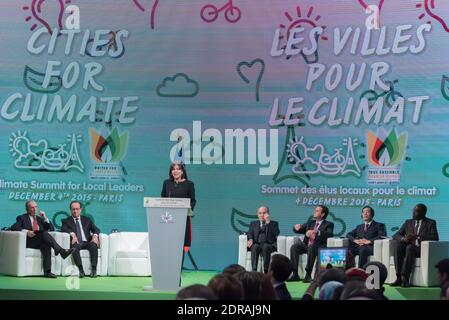 Die Pariser Bürgermeisterin Anne Hidalgo hält ihre Rede als (L-R) ehemaliger Bürgermeister von NYC und Sondergesandter des UN-Generalsekretärs für Städte und Klimawandel Michael Bloomberg, der französische Präsident Francois Hollande, der Istanbuler Bürgermeister Kadir Topbas, der Bürgermeister von Rio de Janeiro Edouardo Paes, Seoul Mayor Park Won-soon und Dakar-Bürgermeister Khalifa Sall blicken auf den Klimagipfel für Kommunalpolitiker, der am 4. Dezember 2015 im Pariser Rathaus Hotel de Ville im Rahmen der UN-Klimakonferenz COP21 in Paris, Frankreich, stattfand. Foto von Jacques Witt/Pool/ABACAPRESS.COM Stockfoto