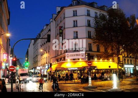 Das Café La Bonne Biere wird am freitag, den 4. Dezember 2015, 3 Wochen nach Terroranschlägen, in Paris wieder eröffnet. Das Café, in dem am 13. November fünf Menschen von einer Gruppe islamistischer extremistischer Schützen getötet wurden. Foto von Alain Apaydin/ABACAPRESS.COM Stockfoto