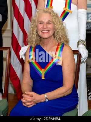 Die Singer-Songwriterin Carole King, eine der fünf Empfänger der 38. Annual Kennedy Center Honors, posiert als Teil eines Gruppenfotos nach einem Abendessen, das der US-Außenminister John F. Kerry zu ihren Ehren am Samstag im US-Außenministerium in Washington, DC, USA, veranstaltet hat. Dezember 2015. Die 2015 Preisträger sind: Singer-Songwriterin Carole King, Filmemacher George Lucas, Schauspielerin und Sängerin Rita Moreno, Dirigent Seiji Ozawa und Schauspielerin und Broadway-Star Cicely Tyson. Foto von Ron Sachs/Pool/ABACAPRESS.COM Stockfoto