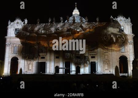 Während der Lichtshow "Fiat Lux: Illuminating Our Common Home" am 8. Dezember 2015 im Vatikan wird ein Bild auf die Petersbasilika projiziert. Bilder von einigen der weltweit größten Umweltfotografen, darunter Sebastiao Salgado, Joel Sartore, Yann Arthus-Bertrand und Louie Schwartzberg, werden in Solidarität mit den COP21-Gesprächen in Paris projiziert. Es ist auch Teil der Einweihung der römisch-katholischen Kirchen einjähriges Jubiläum der Barmherzigkeit. Eine Koalition aus nicht-katholischen humanitären, philanthropischen und Naturschutzgruppen sowie der Weltbank veranstalten die Veranstaltung. Es ist das erste Mal Stockfoto