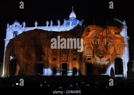 Während der Lichtshow "Fiat Lux: Illuminating Our Common Home" am 8. Dezember 2015 im Vatikan wird ein Bild auf die Petersbasilika projiziert. Bilder von einigen der weltweit größten Umweltfotografen, darunter Sebastiao Salgado, Joel Sartore, Yann Arthus-Bertrand und Louie Schwartzberg, werden in Solidarität mit den COP21-Gesprächen in Paris projiziert. Es ist auch Teil der Einweihung der römisch-katholischen Kirchen einjähriges Jubiläum der Barmherzigkeit. Eine Koalition aus nicht-katholischen humanitären, philanthropischen und Naturschutzgruppen sowie der Weltbank veranstalten die Veranstaltung. Es ist das erste Mal Stockfoto