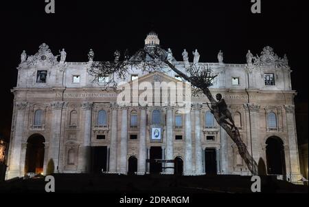 Während der Lichtshow "Fiat Lux: Illuminating Our Common Home" am 8. Dezember 2015 im Vatikan wird ein Bild auf die Petersbasilika projiziert. Bilder von einigen der weltweit größten Umweltfotografen, darunter Sebastiao Salgado, Joel Sartore, Yann Arthus-Bertrand und Louie Schwartzberg, werden in Solidarität mit den COP21-Gesprächen in Paris projiziert. Es ist auch Teil der Einweihung der römisch-katholischen Kirchen einjähriges Jubiläum der Barmherzigkeit. Eine Koalition aus nicht-katholischen humanitären, philanthropischen und Naturschutzgruppen sowie der Weltbank veranstalten die Veranstaltung. Es ist das erste Mal Stockfoto