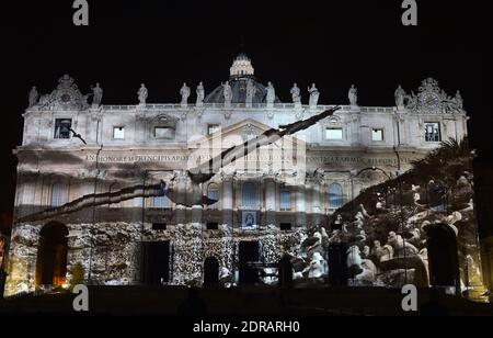 Während der Lichtshow "Fiat Lux: Illuminating Our Common Home" am 8. Dezember 2015 im Vatikan wird ein Bild auf die Petersbasilika projiziert. Bilder von einigen der weltweit größten Umweltfotografen, darunter Sebastiao Salgado, Joel Sartore, Yann Arthus-Bertrand und Louie Schwartzberg, werden in Solidarität mit den COP21-Gesprächen in Paris projiziert. Es ist auch Teil der Einweihung der römisch-katholischen Kirchen einjähriges Jubiläum der Barmherzigkeit. Eine Koalition aus nicht-katholischen humanitären, philanthropischen und Naturschutzgruppen sowie der Weltbank veranstalten die Veranstaltung. Es ist das erste Mal Stockfoto