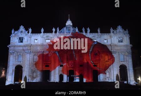 Während der Lichtshow "Fiat Lux: Illuminating Our Common Home" am 8. Dezember 2015 im Vatikan wird ein Bild auf die Petersbasilika projiziert. Bilder von einigen der weltweit größten Umweltfotografen, darunter Sebastiao Salgado, Joel Sartore, Yann Arthus-Bertrand und Louie Schwartzberg, werden in Solidarität mit den COP21-Gesprächen in Paris projiziert. Es ist auch Teil der Einweihung der römisch-katholischen Kirchen einjähriges Jubiläum der Barmherzigkeit. Eine Koalition aus nicht-katholischen humanitären, philanthropischen und Naturschutzgruppen sowie der Weltbank veranstalten die Veranstaltung. Es ist das erste Mal Stockfoto