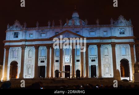 Während der Lichtshow "Fiat Lux: Illuminating Our Common Home" am 8. Dezember 2015 im Vatikan wird ein Bild auf die Petersbasilika projiziert. Bilder von einigen der weltweit größten Umweltfotografen, darunter Sebastiao Salgado, Joel Sartore, Yann Arthus-Bertrand und Louie Schwartzberg, werden in Solidarität mit den COP21-Gesprächen in Paris projiziert. Es ist auch Teil der Einweihung der römisch-katholischen Kirchen einjähriges Jubiläum der Barmherzigkeit. Eine Koalition aus nicht-katholischen humanitären, philanthropischen und Naturschutzgruppen sowie der Weltbank veranstalten die Veranstaltung. Es ist das erste Mal Stockfoto