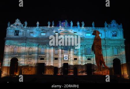 Während der Lichtshow "Fiat Lux: Illuminating Our Common Home" am 8. Dezember 2015 im Vatikan wird ein Bild auf die Petersbasilika projiziert. Bilder von einigen der weltweit größten Umweltfotografen, darunter Sebastiao Salgado, Joel Sartore, Yann Arthus-Bertrand und Louie Schwartzberg, werden in Solidarität mit den COP21-Gesprächen in Paris projiziert. Es ist auch Teil der Einweihung der römisch-katholischen Kirchen einjähriges Jubiläum der Barmherzigkeit. Eine Koalition aus nicht-katholischen humanitären, philanthropischen und Naturschutzgruppen sowie der Weltbank veranstalten die Veranstaltung. Es ist das erste Mal Stockfoto