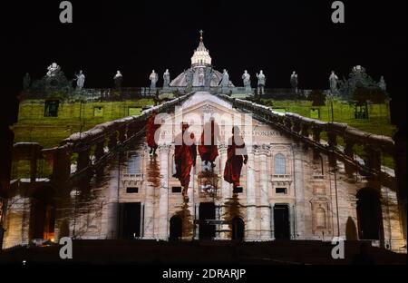 Während der Lichtshow "Fiat Lux: Illuminating Our Common Home" am 8. Dezember 2015 im Vatikan wird ein Bild auf die Petersbasilika projiziert. Bilder von einigen der weltweit größten Umweltfotografen, darunter Sebastiao Salgado, Joel Sartore, Yann Arthus-Bertrand und Louie Schwartzberg, werden in Solidarität mit den COP21-Gesprächen in Paris projiziert. Es ist auch Teil der Einweihung der römisch-katholischen Kirchen einjähriges Jubiläum der Barmherzigkeit. Eine Koalition aus nicht-katholischen humanitären, philanthropischen und Naturschutzgruppen sowie der Weltbank veranstalten die Veranstaltung. Es ist das erste Mal Stockfoto