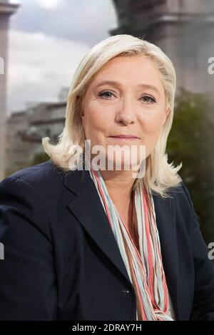 Exklusiv - der Präsident der französischen rechtsextremen Front National Party Marine Le Pen wird am 10. Dezember 2015 von Jean-Jacques Bourdin im RMC Radio in Paris interviewt. Foto von Audrey Poree/ ABACAPRESS.COM Stockfoto