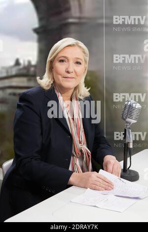 Exklusiv - der Präsident der französischen rechtsextremen Front National Party Marine Le Pen wird am 10. Dezember 2015 von Jean-Jacques Bourdin im RMC Radio in Paris interviewt. Foto von Audrey Poree/ ABACAPRESS.COM Stockfoto