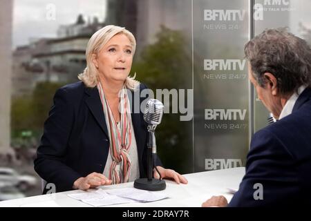 Exklusiv - der Präsident der französischen rechtsextremen Front National Party Marine Le Pen wird am 10. Dezember 2015 von Jean-Jacques Bourdin im RMC Radio in Paris interviewt. Foto von Audrey Poree/ ABACAPRESS.COM Stockfoto